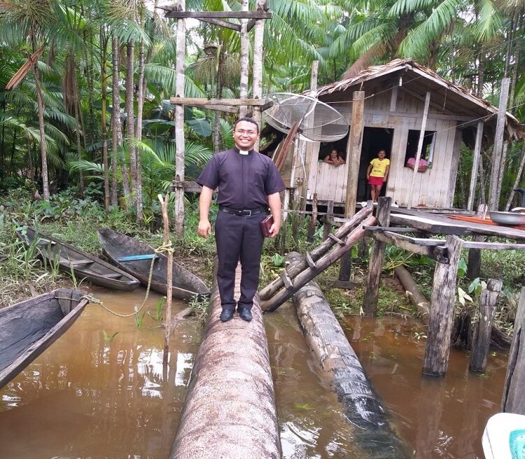 Purchase of a boat for the St. John Baptist parish in Curralinho