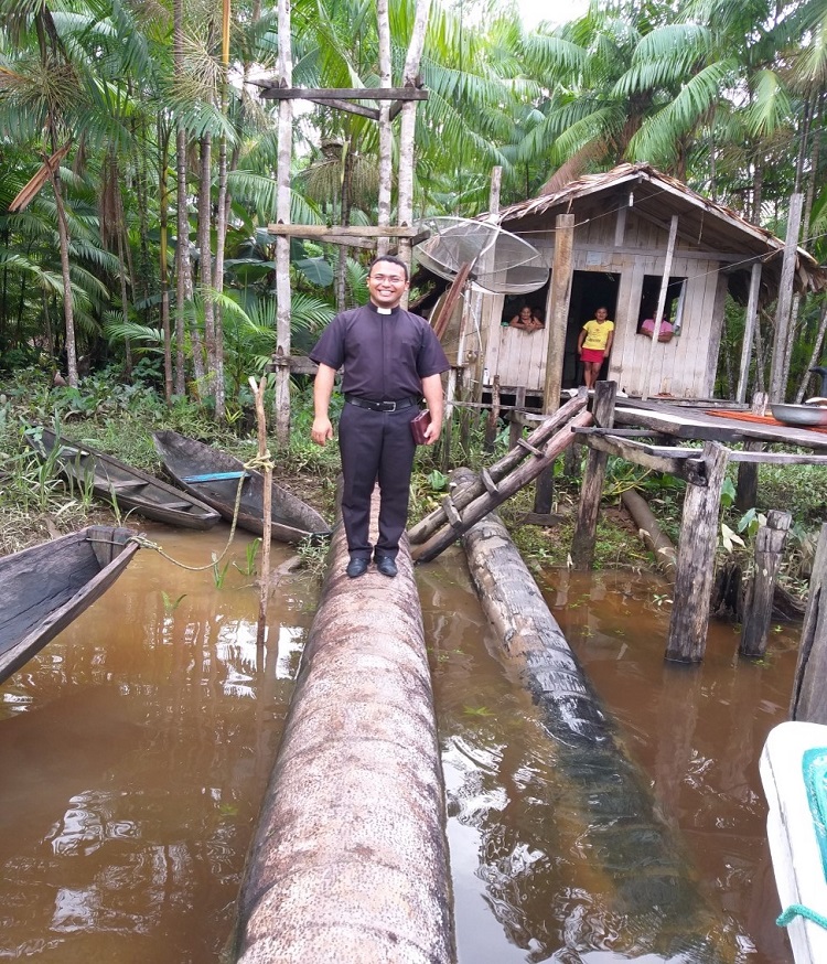 Purchase of a boat for the St. John Baptist parish in Curralinho